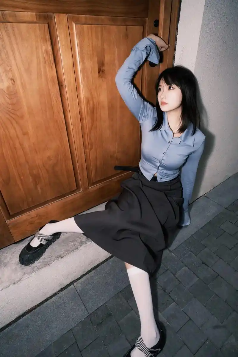 给路人拍照/复古怪诞风直闪📸️.当时小姐姐用富士给姐妹拍照 -