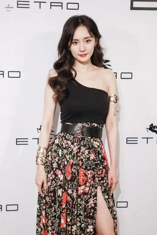 杨幂今晚穿斜肩带花纹拼接长裙出席活动