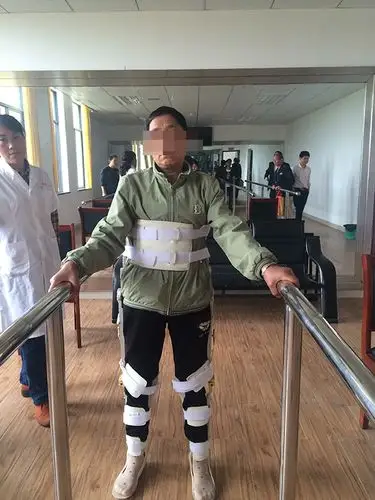 截瘫患者使用截瘫步行器