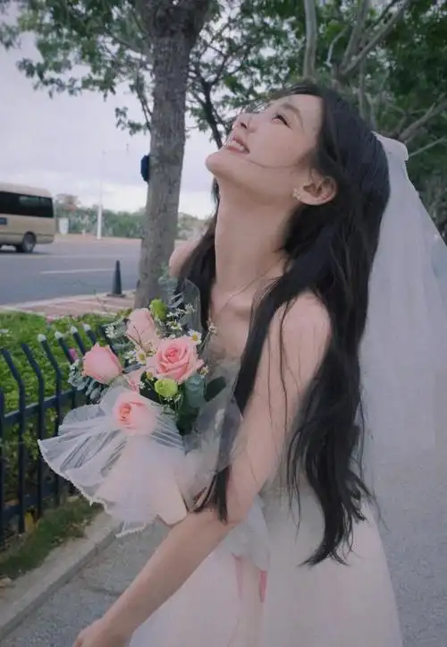 李一桐晒婚纱造型,佩戴头纱手捧鲜花,笑容甜美可人