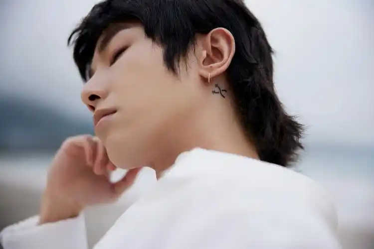 华晨宇今日活动造型图海边帅气的小华