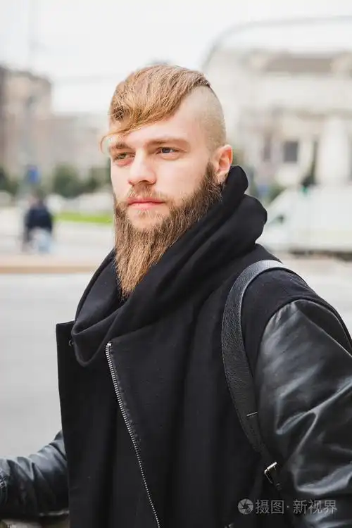 时尚的大胡子的男人街头留影照片-正版商用图片0rzojd-摄图新视界