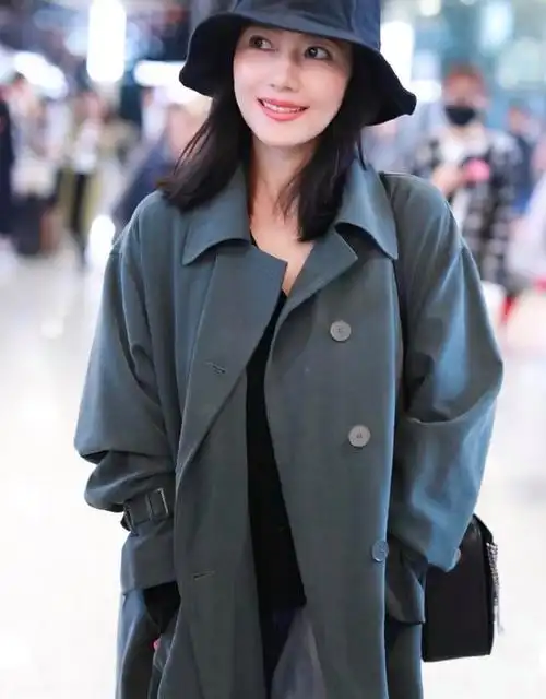 高圆圆薄长风衣清纯如初,一点不像孩子妈_腾讯新闻