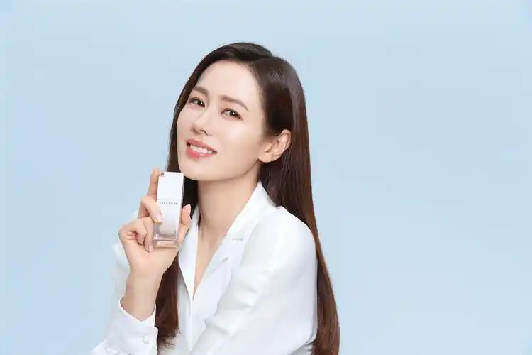 出道20年容颜依旧,孙艺珍携三草两木抗蓝光粉底液,分享驻颜秘诀