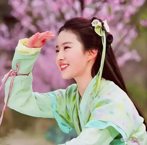 刘亦菲进入演艺圈的时间算是比较早,早在2002年,她就因出演大热民国剧