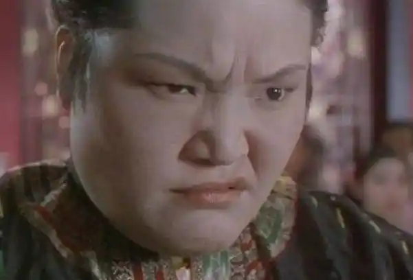 得观众哈哈大笑,虽然她身材肉肉的,不过他的喜剧生涯反而越来越顺畅了