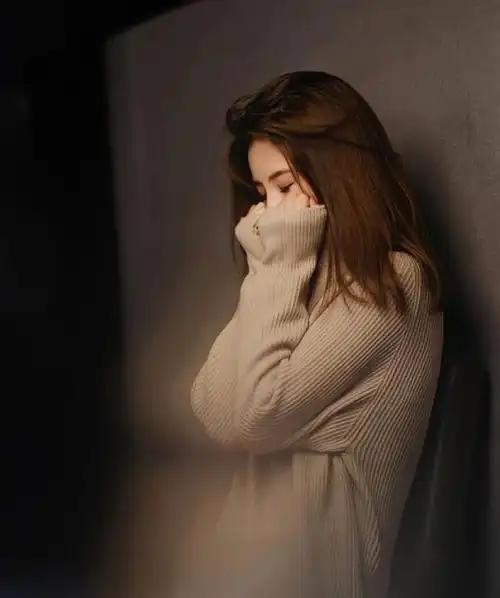 每个人都有一两段深夜痛哭的日子,无一例外