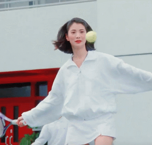 确实,就说袁咏仪年轻时穿着白色运动衣打网球的这一幕,青春洋溢,可爱