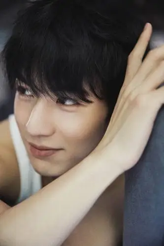 干净少年张凌赫帅气写真图片