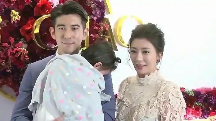 贾静雯苏有朋聚会合影引回忆杀