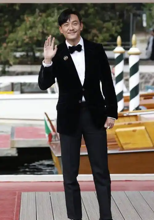 44岁张震穿黑西装走红毯,大长腿还有身材肌,卡地亚腕表太抢镜_沙丘