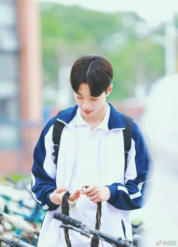穿校服自成风景线的爱豆 赖冠霖变身又年学长前来参赛
