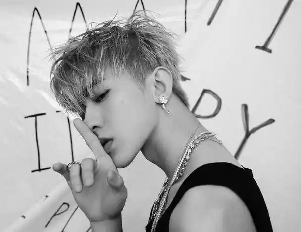 蔡徐坤回应歌词:mv里没有喝白酒,网友:很明显是板蓝根