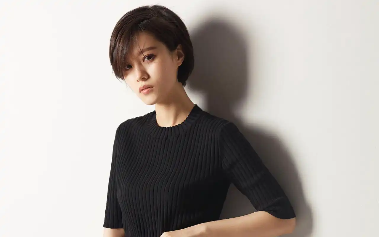 短发干练美女时尚高清桌面壁纸