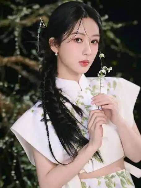 杨紫提醒主持人牙齿上有口红##杨紫古韵旗袍