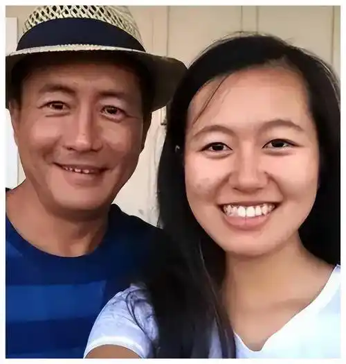 田小洁53岁初现身,与江珊女儿逛街,颜值惊艳!_故事_高亦心_爱情