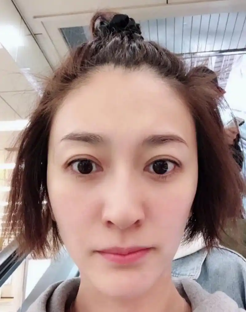 李小冉突放侧颜照,素颜被夸"奶油肌",养肤秘籍曝光