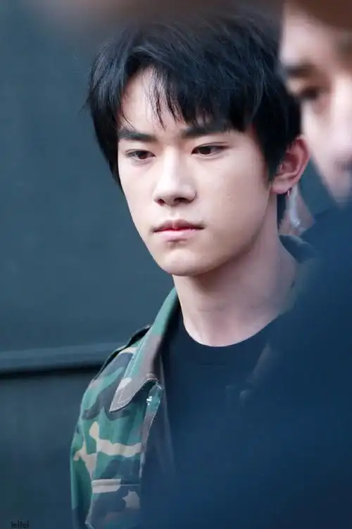 易烊千玺超话  2017 /0701 /170701  上下班  青苹果之味  #易烊千玺