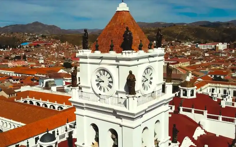 苏克雷是玻利维亚的首都,位于该国中部高原的谷地中9790