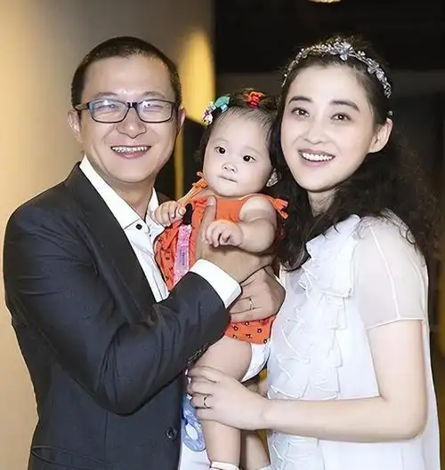 曾剑:娶二婚演员妻子梅婷,婚后生一儿一女,一家四口幸福甜蜜