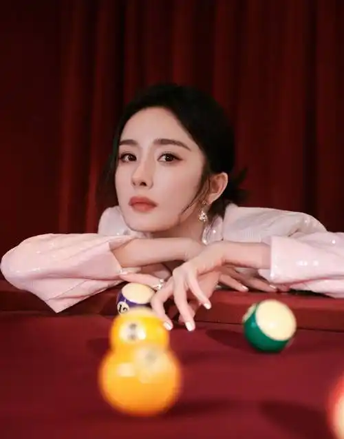 杨幂的容貌又恢复了!身穿粉色亮片套装出席高调活动,变身少女感十足.