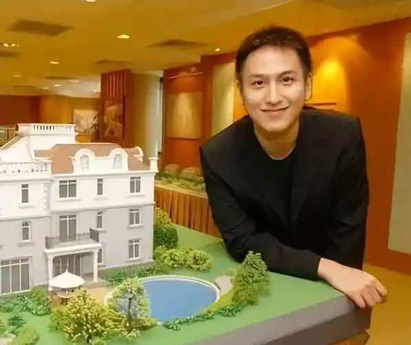 "汤臣少主"汤珈铖:,18岁做霸总身家百亿,39未婚成父母心病_汤君年