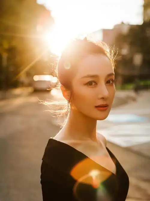 37岁李依晓很有女神范,扎马尾辫搭配红色印花的旗袍,温婉大气