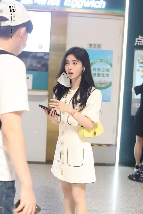 鞠婧祎超话#鞠婧祎姜黎非#    鞠婧祎220710机场出发生图    禁二改