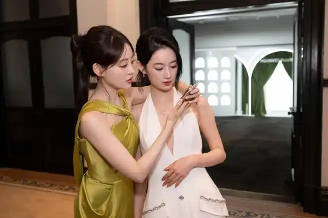 郭晓婷祝绪丹美女贴贴