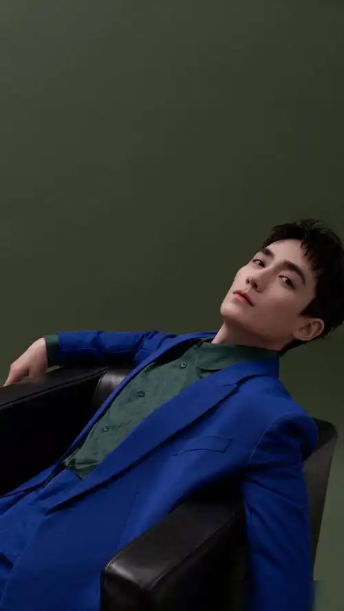 演员朱一龙温文尔雅眼眸深邃来看帅照