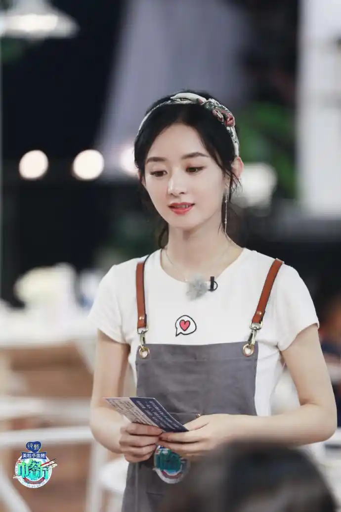 最新行程丨《中餐厅》发布赵丽颖本周剧照九宫格 今晚财务总监在线k歌