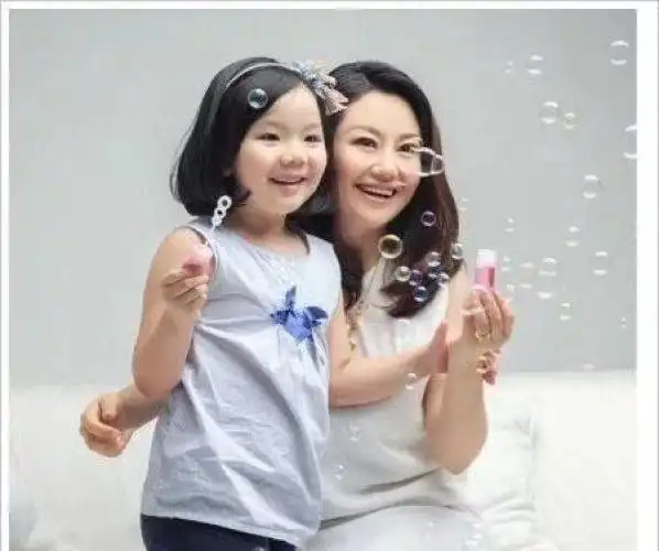 著名主持人吉雪萍,嫁富豪老公幸福美满,一女一儿凑成了一个好字