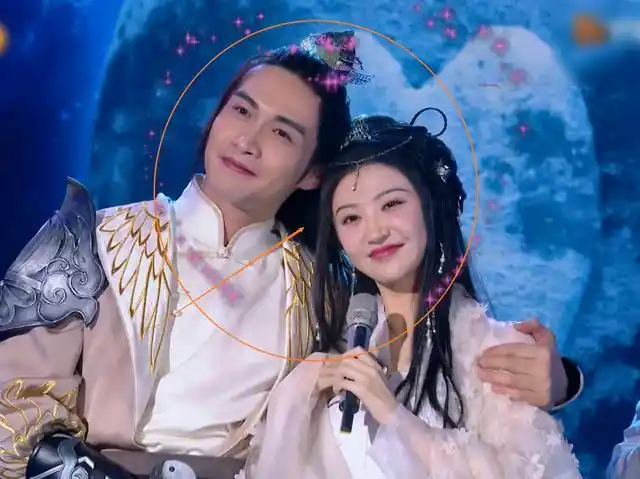 张彬彬景甜合体录综艺,不只上演仰卧起坐吻,玩游戏还抱得紧紧的