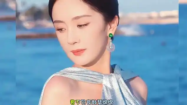 杨幂戛纳活动现场造型 蓝色长裙完美身材尽显 不愧是时尚女王_网易