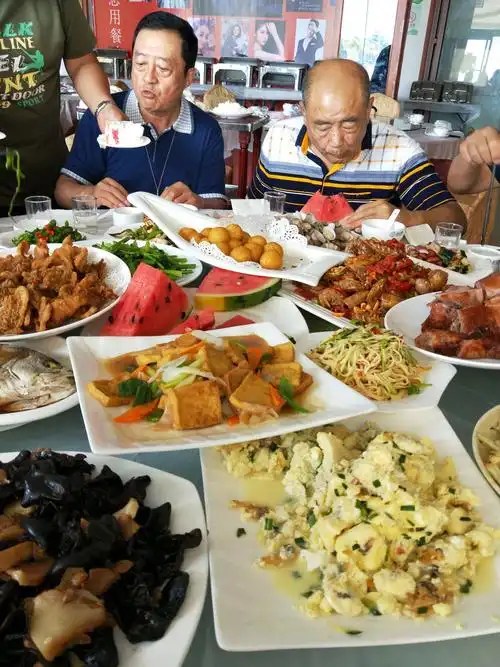 大乳山上丰盛的午餐