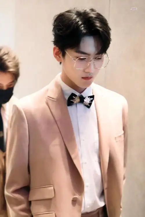 周柯宇粉色西装金丝眼镜黑色领结