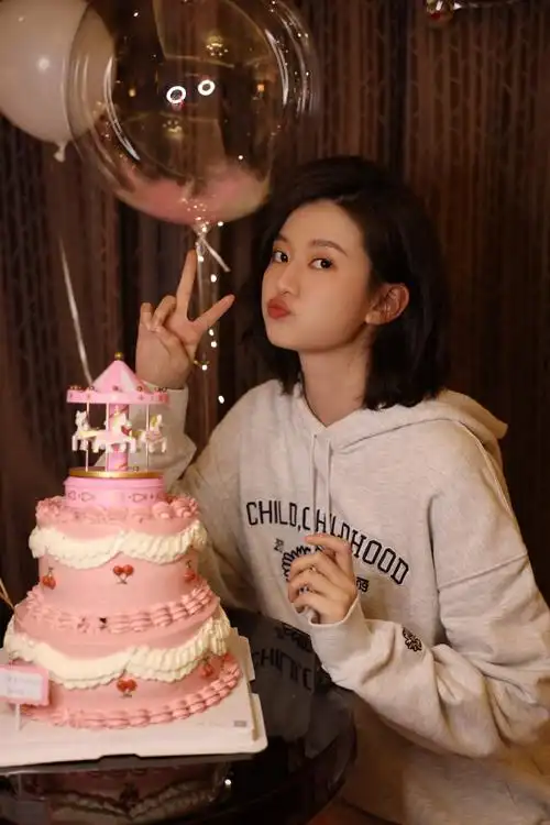 乔欣晒生日写真比v托腮活泼可爱