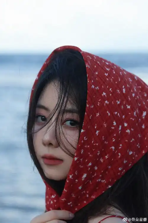 谭松韵海边红裙