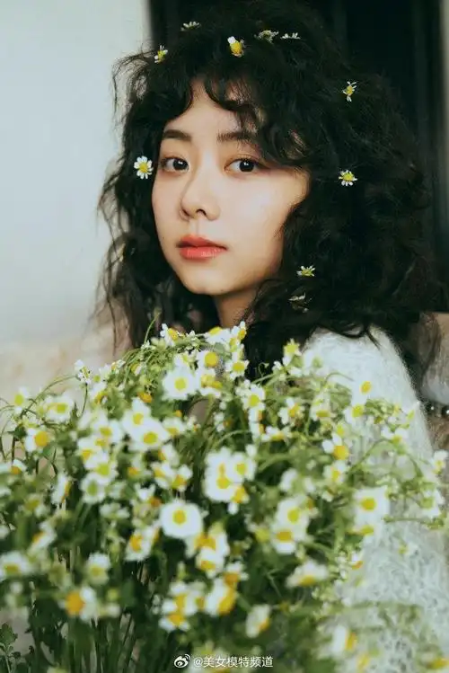 谭松韵秋冬慵懒风库存照掉落羊毛卷造型甜美又俏皮