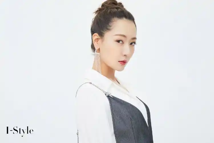 分享一组白冰图片给大家,图中的明星图片壁纸会点缀你的电脑桌面,美化