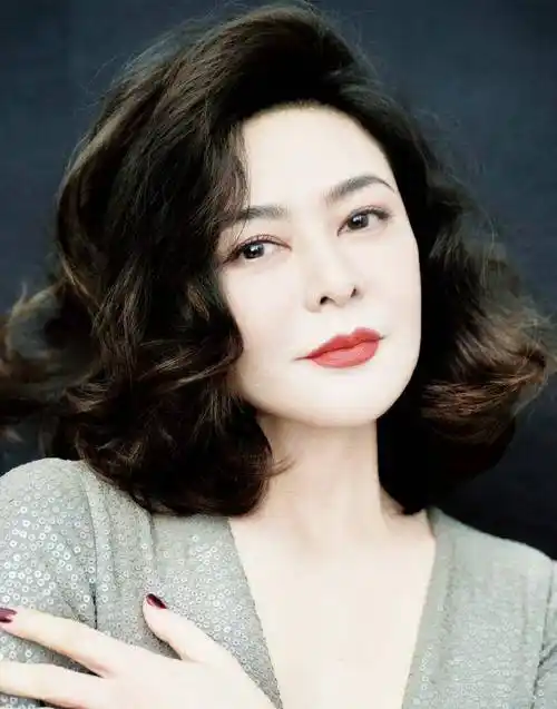 关之琳时尚大片曝光,美背玉腿太吸睛,"美人迟暮"也依然是大美人_身材