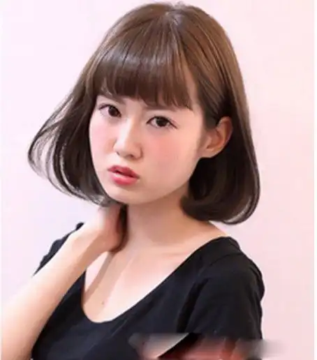 齐刘海内扣发型推荐指数:★★★★★齐刘海清新甜美,齐刘海对于修饰