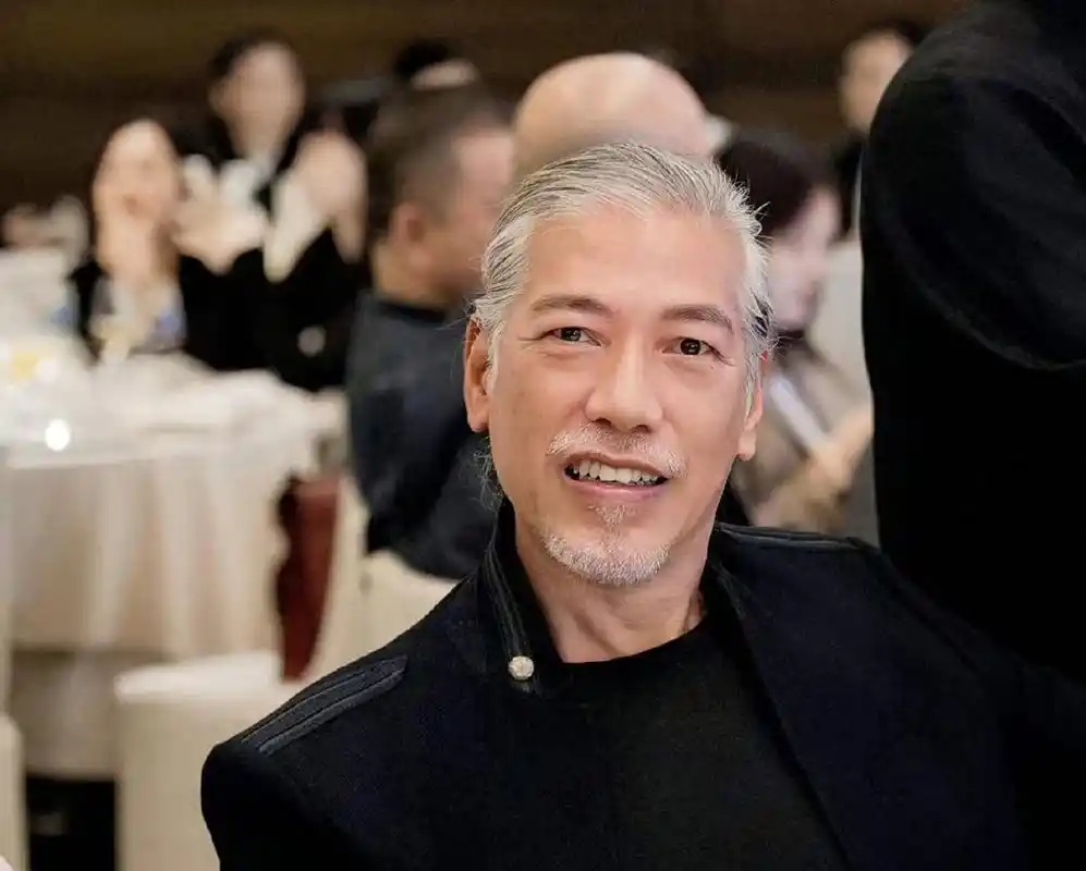 香港著名男演员张耀扬白发苍苍,愈发帅气,默默行善不求回报