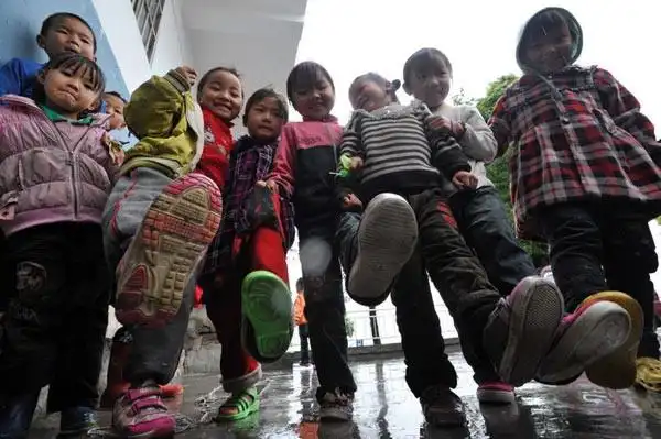 实拍贵阳小学生衣着冬装穿凉鞋