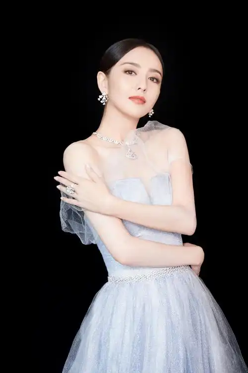 佟丽娅身穿浅蓝色薄纱裙俏秀超美肩颈线仙气十足zt