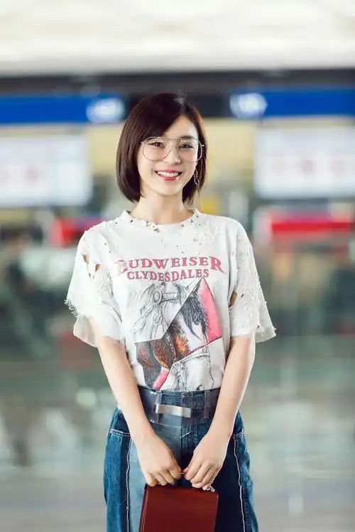 袁姗姗牛仔裤配高跟鞋的"惯例"搭配 征服浪漫之都