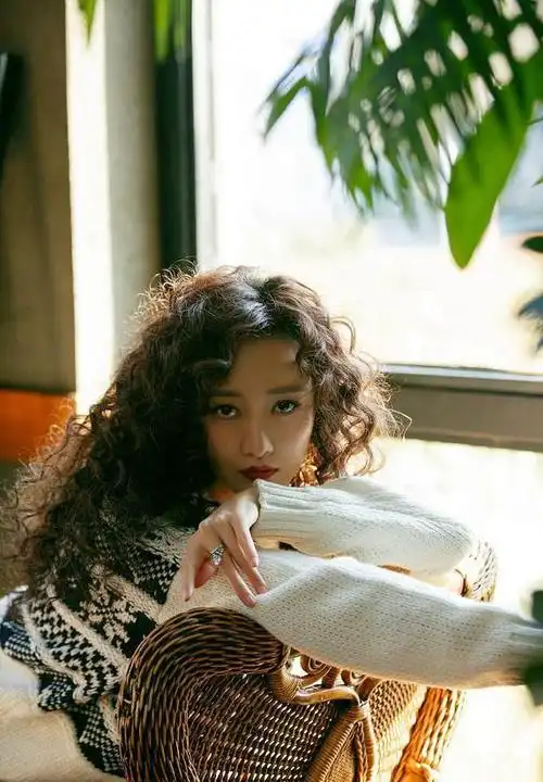 王鸥个性爆炸头发型室内阳光下复古慵懒写真