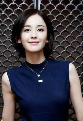 古力娜扎称她是家里最丑的,看到表姐照片后,网友:请原地出道_新疆