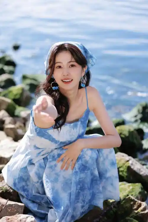 刘亦菲和景甜高端甜美的穿搭不如白鹿扎染吊带裙清新减龄又时尚