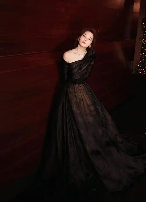 蒋勤勤亮相2021凤凰网时尚之选着黑色礼服妩媚动人